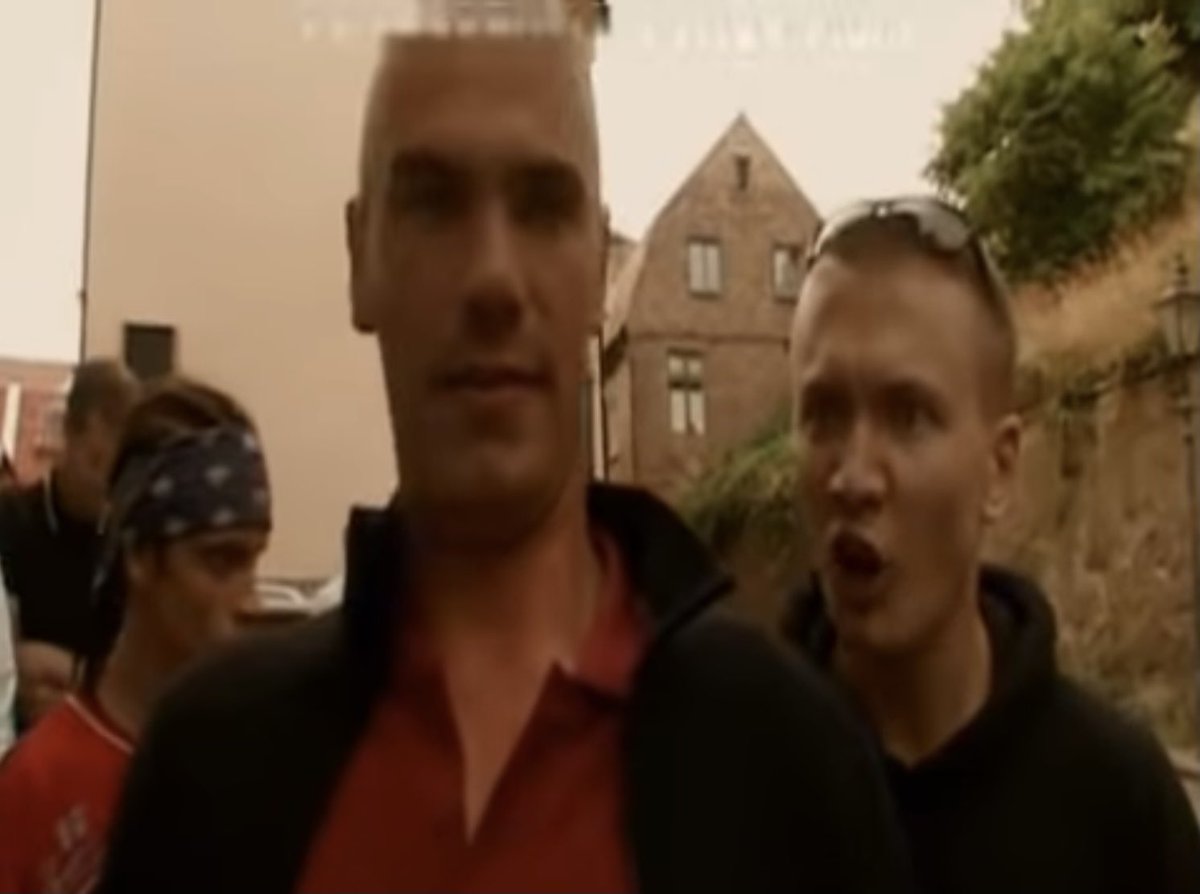 ”-Tjenadu, men vafan e detta? Har du hela jävla fritidsgården med dig eller!?
-SADU!?
- Ja men ni får ju klä er med lite stil!
-Domhär killarna är ente att leka med okej!?”
