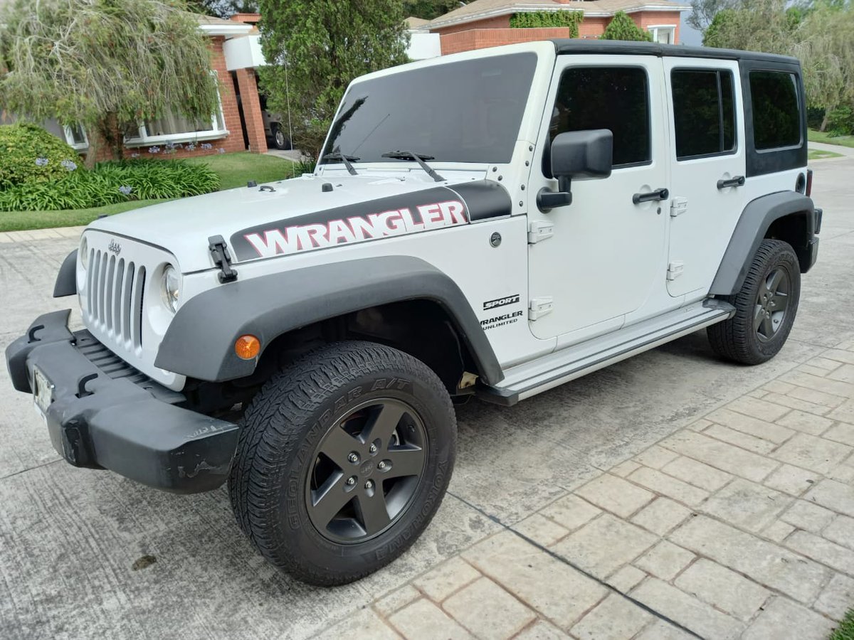 🔴 ROBADO 🔴
Necesito ayuda, le robaron hace 30 minutos éste Jeep a mi hermana en 4a. Avenida de la zona 14.
Por favor avisar si lo ven.
Placa: 177GZP
<a href="/PNCdeGuatemala/">PNC de Guatemala</a>
<a href="/muniguate/">MuniGuate</a>
<a href="/amilcarmontejo/">Amilcar Montejo</a>