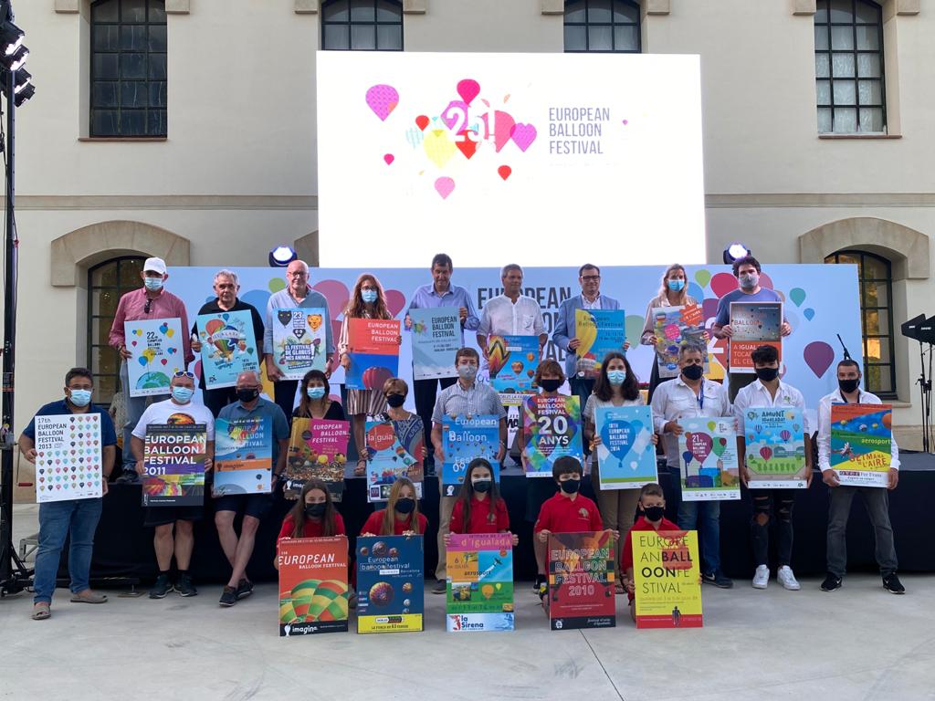 Celebrant la 2️⃣5️⃣a edició de l'European Balloon Festival

📷 Foto de família amb els cartells de tots aquests anys! 

📌 Demà a les 7 del matí ⏰ sortiu a les terrasses, balcons o al carrer i gaudiu del cel de l'#ebfIGD! 🎉

#veigglobus