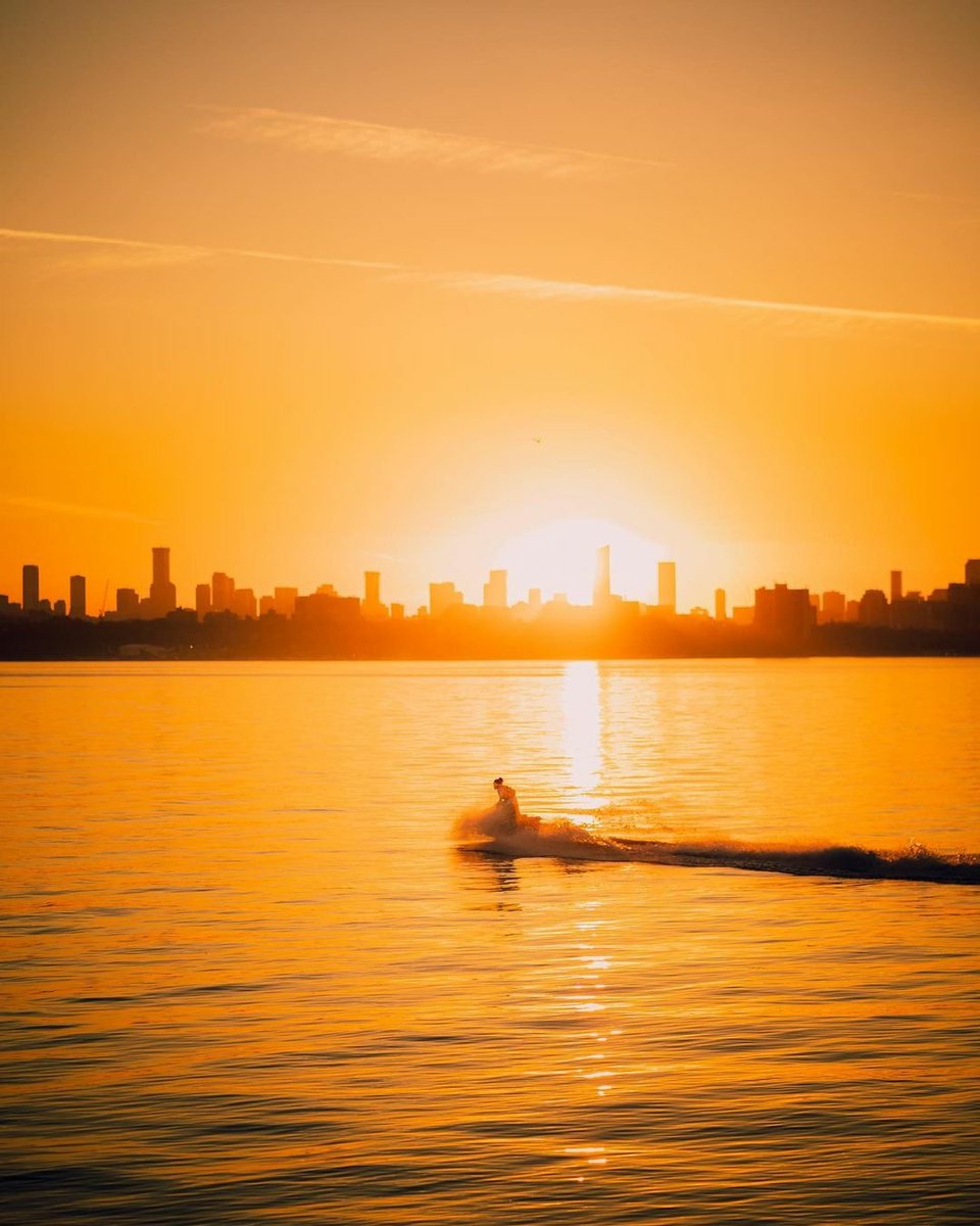 Are you team #sunset or #sunrise? Tell us below! 👇 This great shot was taken at #HumberBay at sunrise by <a href="/fouronesixfoto/">Joaquin</a> 📷

Looking to print your best sunset or sunrise photos? Try our HD Pro Glossy Photo Prints: prolabcanada.ca #sunrisephotography #toronto #ontario