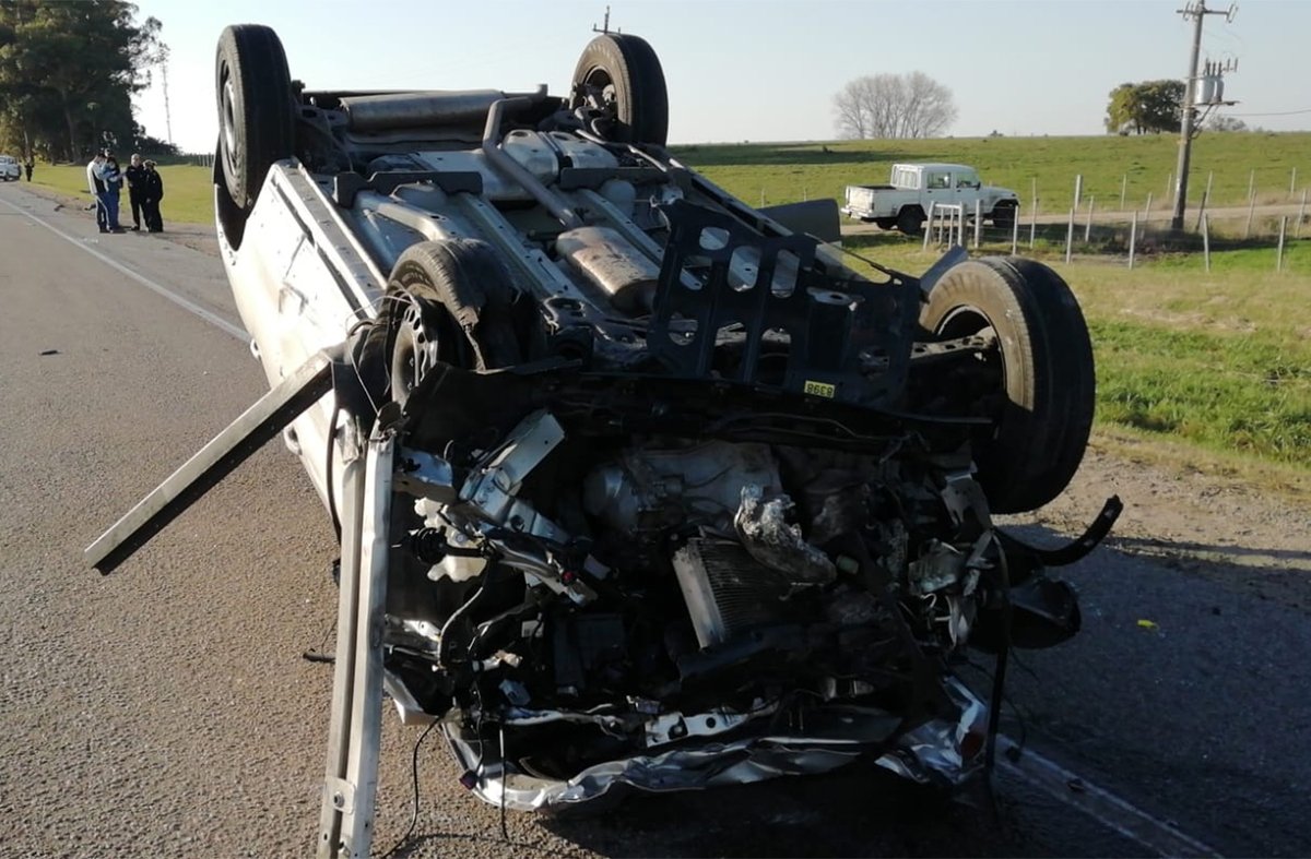 Subrayado's tweet photo. ACCIDENTE: Así quedó el auto en el que viajaba el ministro de Ambiente Adrián Peña. Cuatro vehículos se vieron involucrados en el accidente.
https://t.co/s4LpqWAbIy https://t.co/RjGUe9T5qk