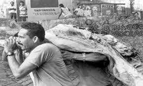 APIntegra's tweet photo. Abro Hilo : 

En realidad el #PNSB "Transición al Socialismo", no inicia en 1999, sino con el primer ciclo denominado  "etapa pre-revolucionaria"  1989  y culmina con la CRBV 1999

1989 " CUANDO LOS CERROS BAJARON" #PODERDELCAOS https://t.co/bzfEdILyYQ