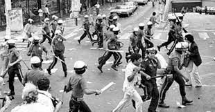APIntegra's tweet photo. Abro Hilo : 

En realidad el #PNSB "Transición al Socialismo", no inicia en 1999, sino con el primer ciclo denominado  "etapa pre-revolucionaria"  1989  y culmina con la CRBV 1999

1989 " CUANDO LOS CERROS BAJARON" #PODERDELCAOS https://t.co/bzfEdILyYQ