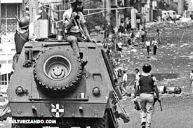 APIntegra's tweet photo. Abro Hilo : 

En realidad el #PNSB "Transición al Socialismo", no inicia en 1999, sino con el primer ciclo denominado  "etapa pre-revolucionaria"  1989  y culmina con la CRBV 1999

1989 " CUANDO LOS CERROS BAJARON" #PODERDELCAOS https://t.co/bzfEdILyYQ