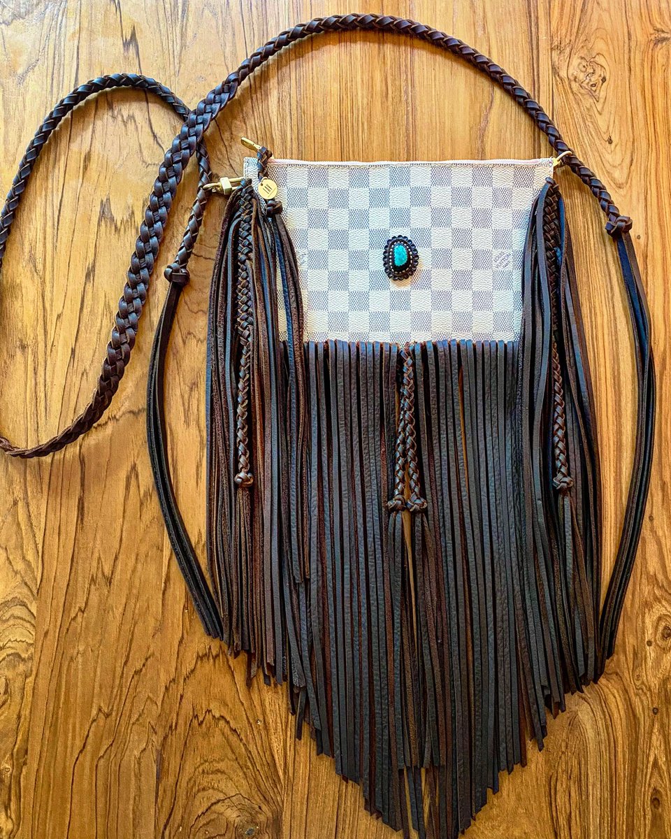 ✨Neverfull Pochette Revamp✨ {{custom ordered}} 🤍🦋 Damier Azur with Chocolate fringe and the cutest little Kingman Turquoise stone from JForks Designs! #theoriginal #leatherandvodka