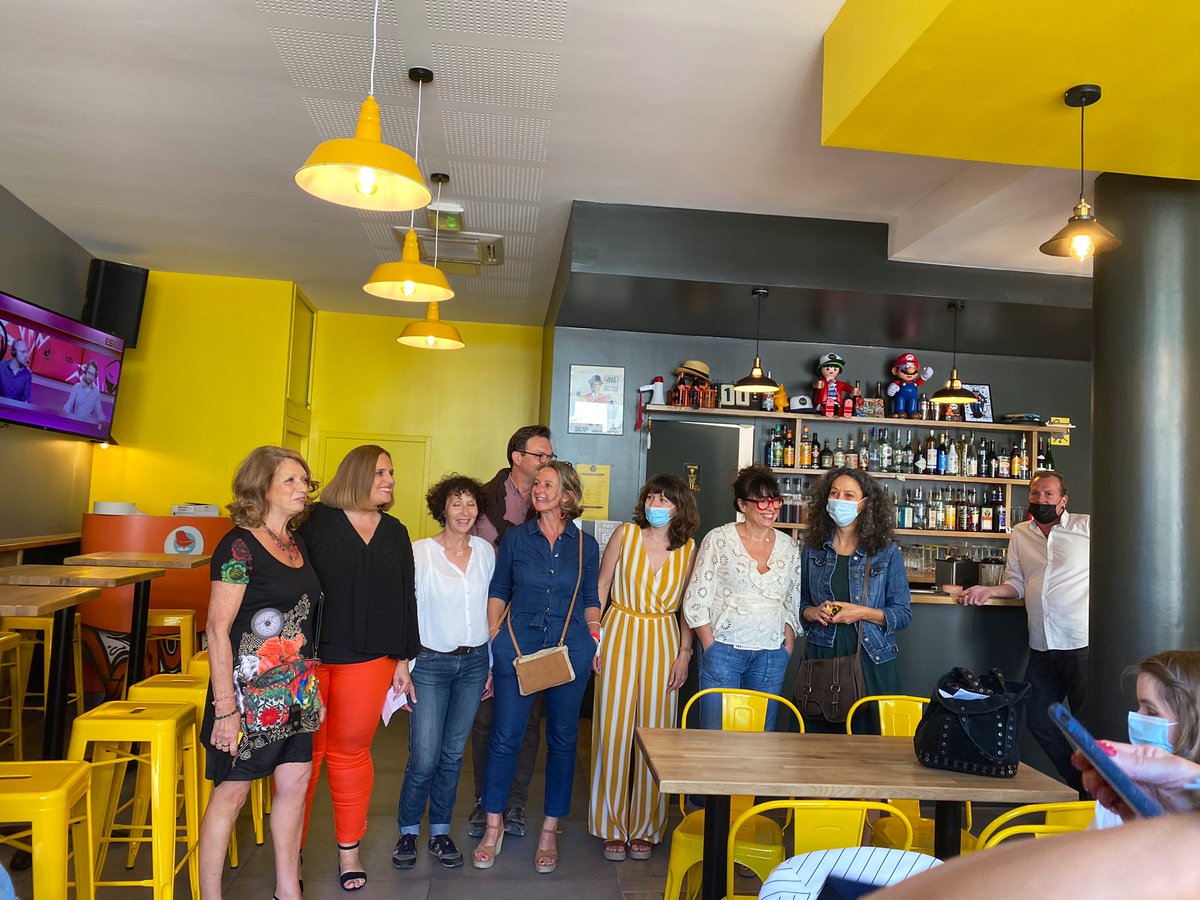 BeaOdunlami's tweet photo. Plaisir de revoir ces dames communicantes (et ces quelques messieurs 🙂) de COM45 dans un nouvel endroit orleanais, qui du coup nous a été très bien présenté et approuvé ! Merci pour ce moment sympa ! #Com45 #communication #métiers https://t.co/ePjh1AQkWr