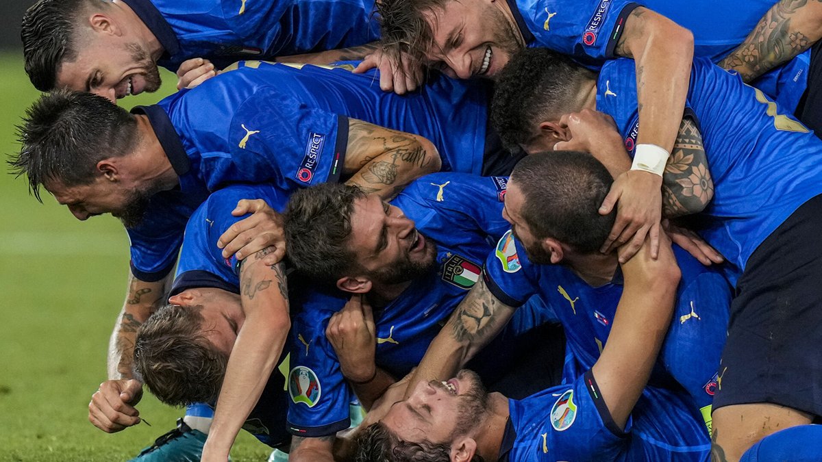 dreaminhogvarts's tweet photo. “Alle 5 del mattino il Berna ci ha fatto trovare dei bei vassoi di cornetti alla crema. Così siamo andati a letto con la pancia piena e il cuore gonfio di emozioni. [..] Penso che questo sia il grande segreto di questa Nazionale: siamo 26 amici.”

Il diario di bordo di Pessina ❤️ https://t.co/7NZBl7ePvx