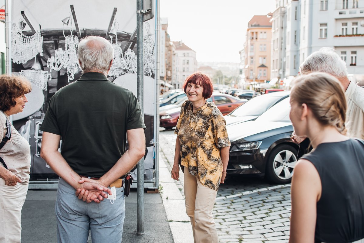 Pametnaroda's tweet image. Projděte si výstavu o odchodu sovětských vojsk s fotografkou Danou Kyndrovou, která odcházející vojáky fotila. Co pro ni symbolizovalo rozpad sovětského impéria? Dozvíte se 14. a 27. července od 20 hodin v ulici Dejvická s @Praha6. Rezervujte si místo: forms.gle/c2QmhXetp1g8dq…