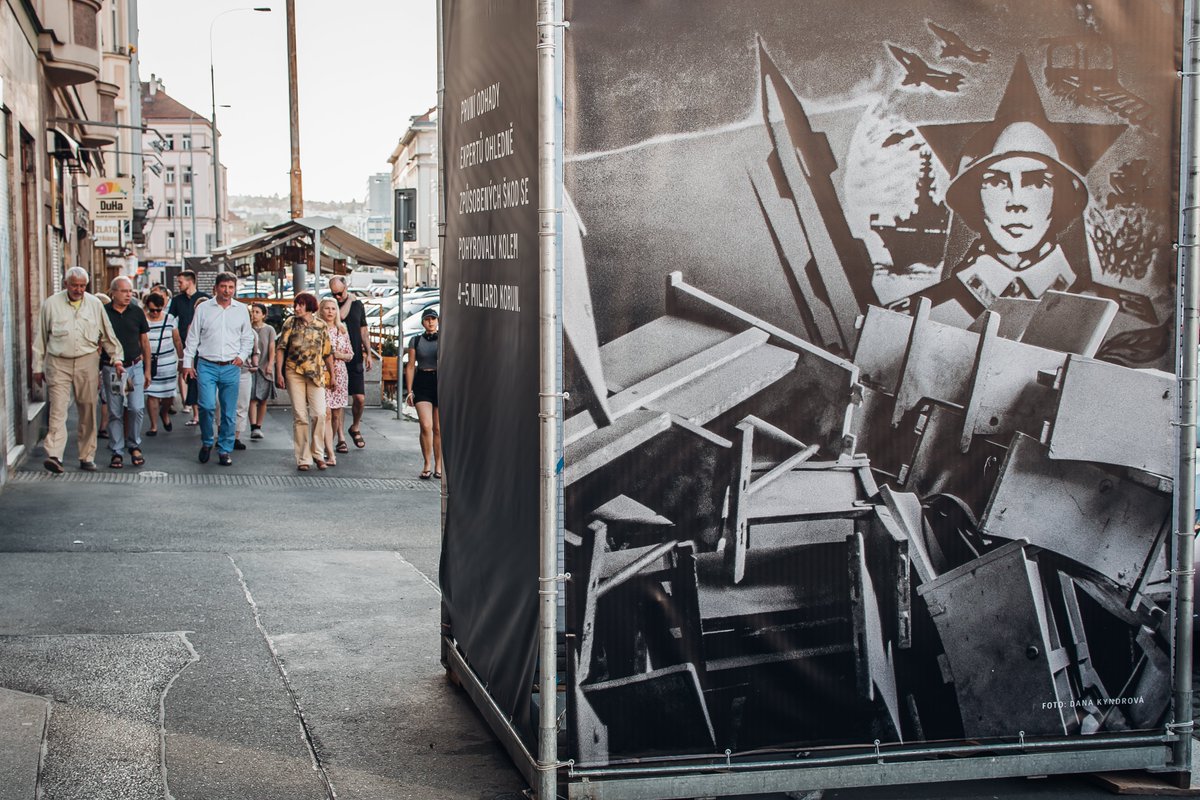 Pametnaroda's tweet image. Projděte si výstavu o odchodu sovětských vojsk s fotografkou Danou Kyndrovou, která odcházející vojáky fotila. Co pro ni symbolizovalo rozpad sovětského impéria? Dozvíte se 14. a 27. července od 20 hodin v ulici Dejvická s @Praha6. Rezervujte si místo: forms.gle/c2QmhXetp1g8dq…