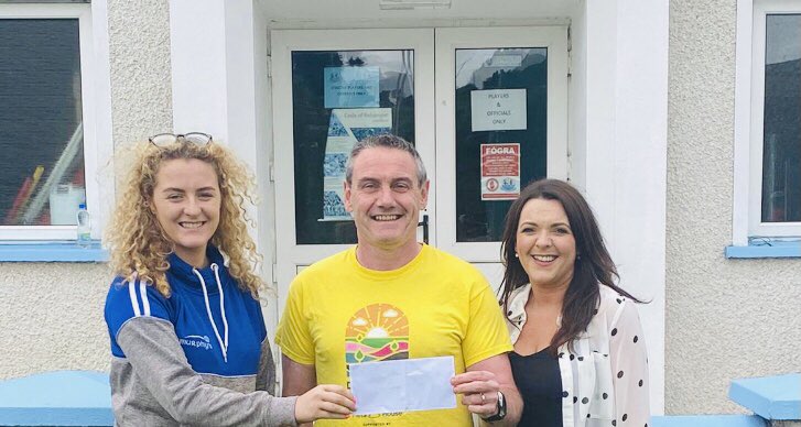 StrabaneDil's tweet photo. Delighted to welcome @EllieMcGuckin1  and @murphysgloves to Strabane this evening to hand over £1000 to DIL from Murphys calendar sales - thank you 💛
@CMcLStrabane https://t.co/h9RPj6NpK3