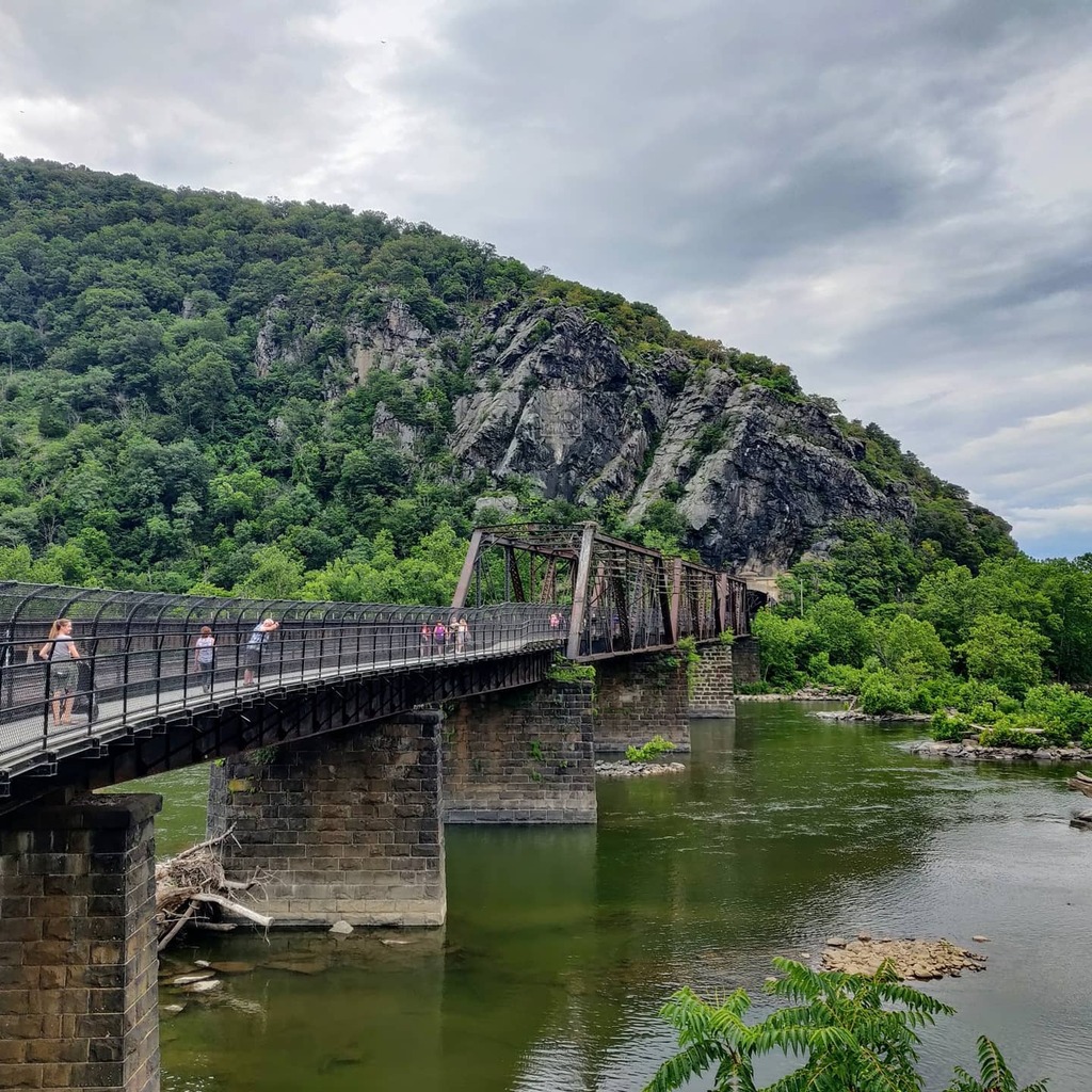 RoamingDaWorld's tweet image. At this scenic point where the Potomac and Shenandoah Rivers meet, a quaint historic town bears witness to important events that changed American history. It is often referred to as the place where the end of slavery began, as history books note this as … instagr.am/p/CRFCA5NLMtr/