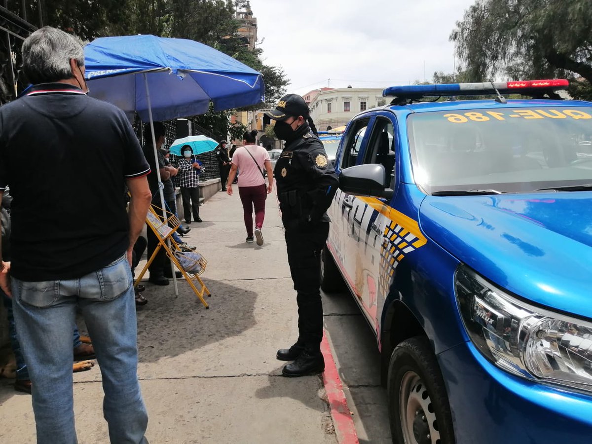 stereo100xela's tweet photo. 🔴 PNC continúa operativos en Xela

@PNCdeGuatemala continúa operativos afuera de agencias bancarias en #Quetzaltenango, como parte de las acciones de seguridad por el pago del #Bono14. 

También brindarán seguridad afuera de cajeros automáticos.

Vía @JocolRuben https://t.co/2h6oUnWnvX
