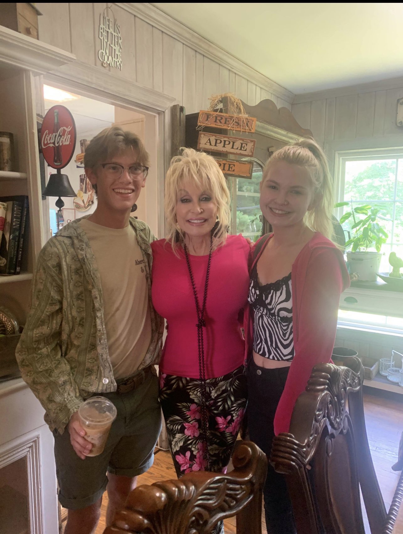 Nick Beres on X: GUESS WHO WAS OUT SPOTTED SHOPPING ON HER OWN FOR  ANTIQUES IN MT. JULIET, TENNESSEE? Go to Nick Beres Nc5 on Facebook for the  story.#Dolly t.cosfJnqi10ZA  X