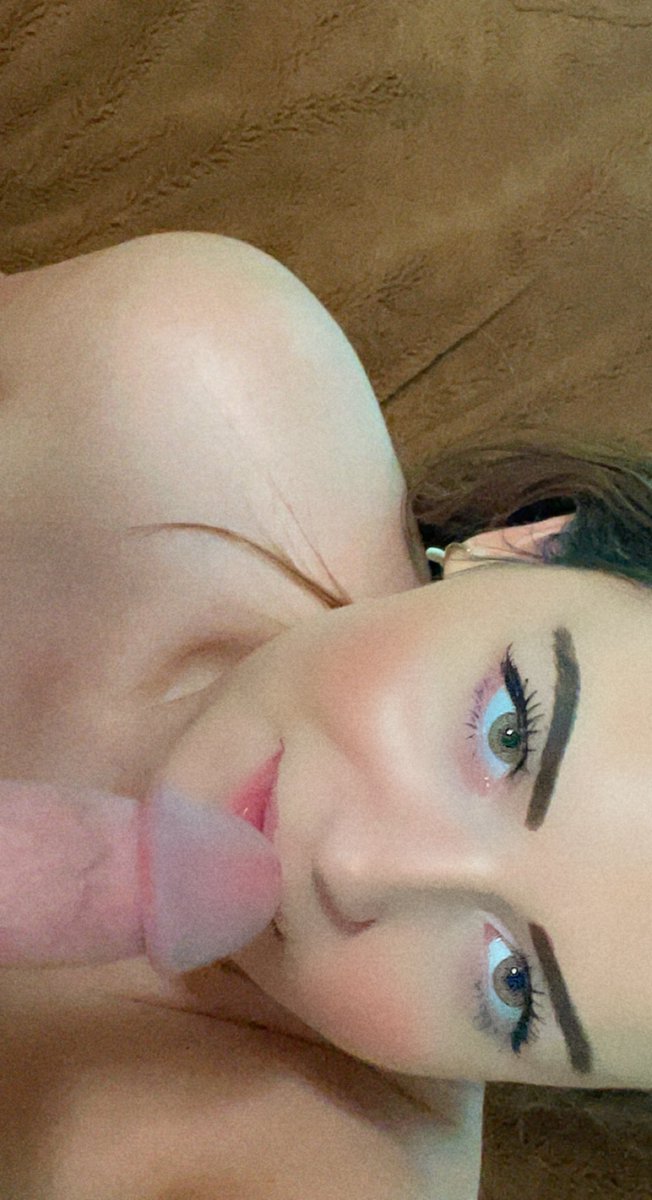 HeyAlexa24's tweet photo. Would you cum on my face?? 🥺❤️🙈 https://t.co/JNLvmjf13E  #bigboobs #fatass #tightpussy #hazeleyes #onlyfans #StripChat https://t.co/pzwxybqmUu