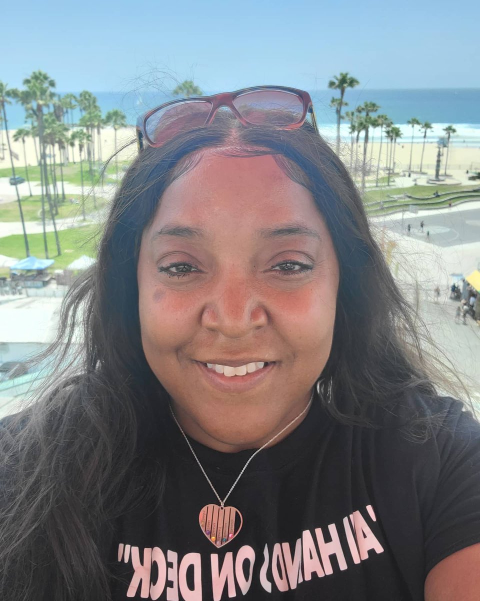 Seasoned4u's tweet photo. After a long day of work and travel my views from the top are amazing! Hope your day is great! I will #KEEPGOING #workflowselfie #Workflow #californiadreaming #backincaliโค๏ธ
#nofilters #sunisallineed #tbt๐๐ธ #TBH https://t.co/VVzw85E7qN