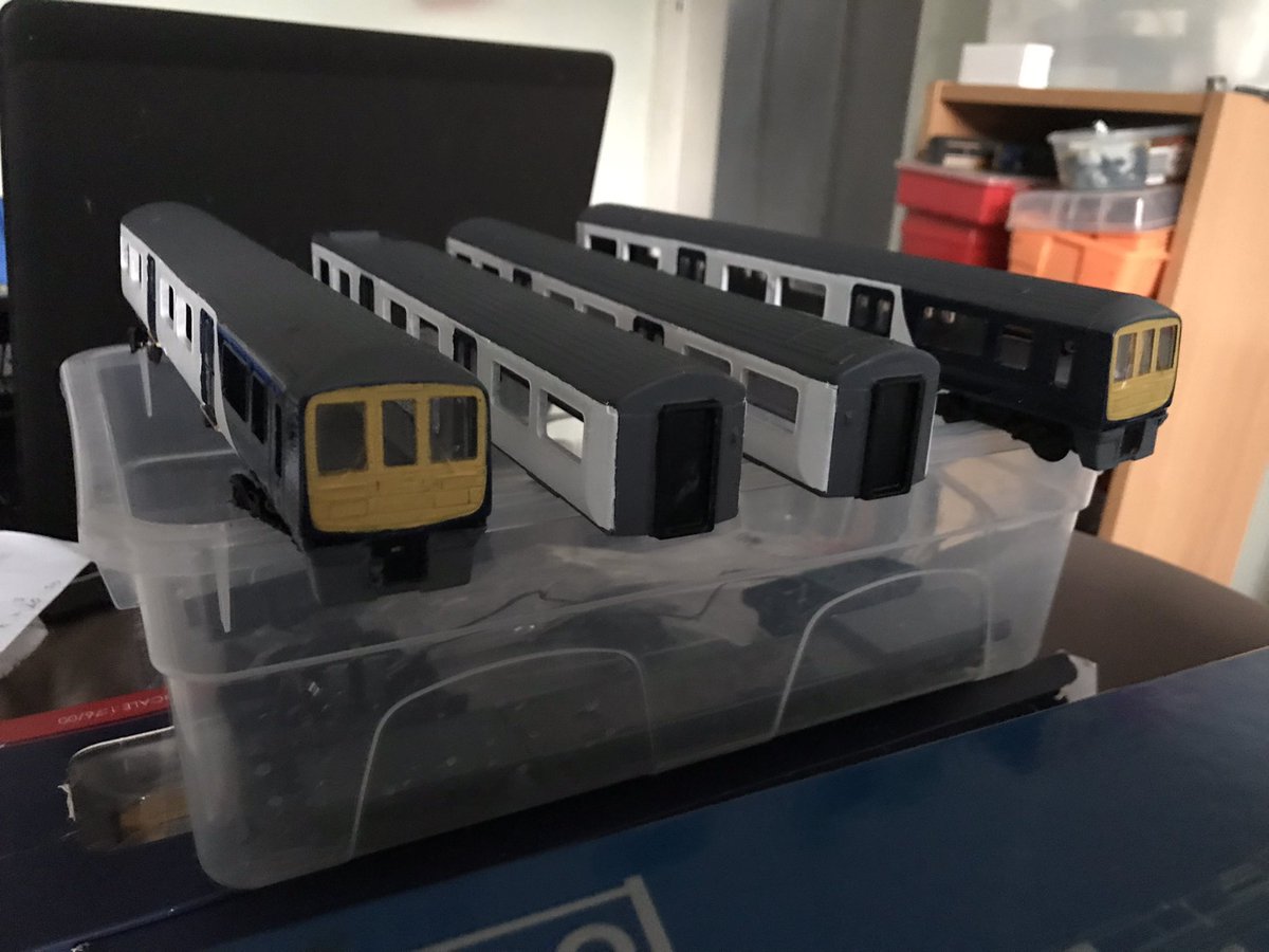 SheepdogNo1's tweet photo. #TMRGUK #bratchellmodels northern class 319/3 build continues with painting up the driving trailers cab fronts up. https://t.co/Q8yCYSyCLE