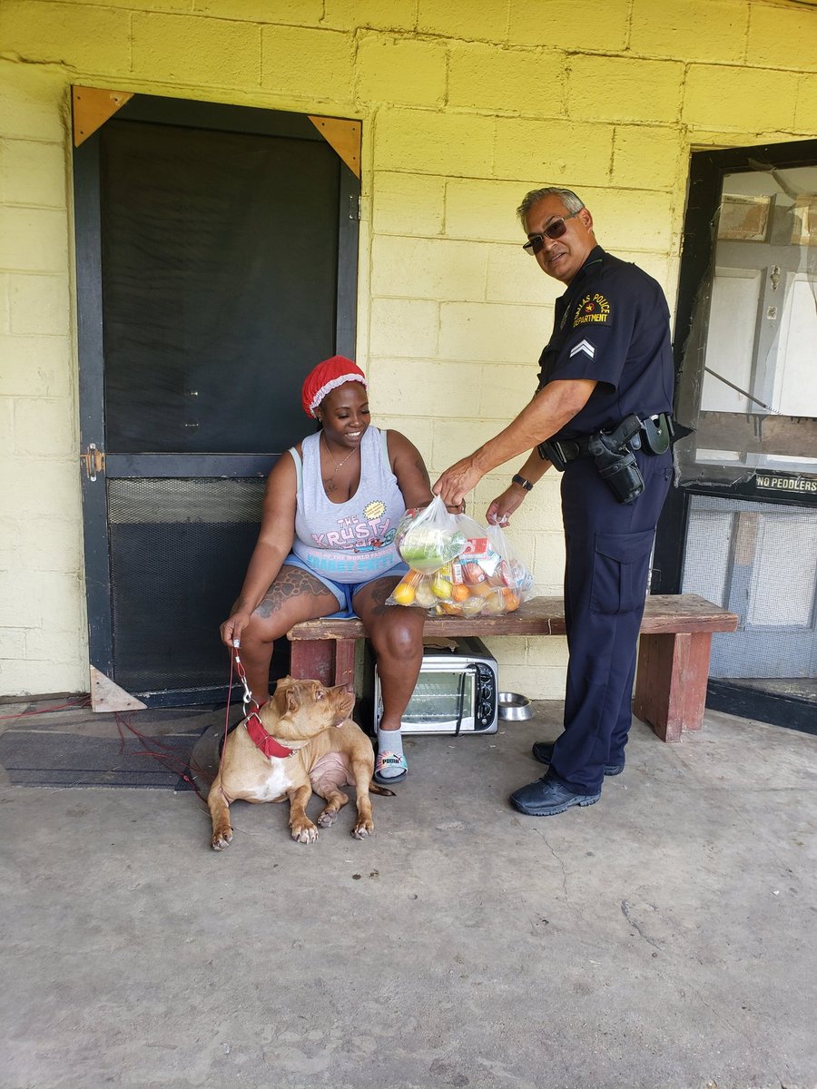 Jubilee Park Resource Officers bonding with the seniors as they make food deliveries to the community members. #littlethingsinsmallpackages
#dpdsowingthegoodseed
@DPDChiefGarcia @AShawDPD @DPDSalas @PaulT @dpdchiefizzy