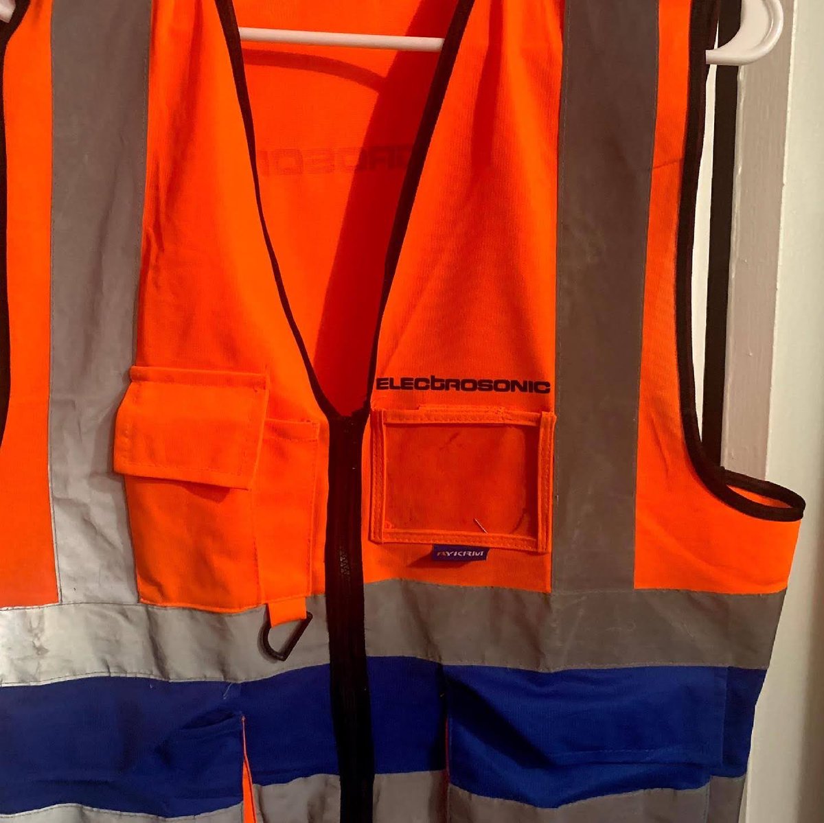 MaggysMagic's tweet photo. Custom vests and hard hats 🚜👷🏽‍♀️🛠#cricut #ShopSmall #custommade #tumbler #electronic #customgear #AV #audiovisual #construction #cricut #vinyldesigns #maggysmagic #retweet #share https://t.co/wICwlZ6wsr