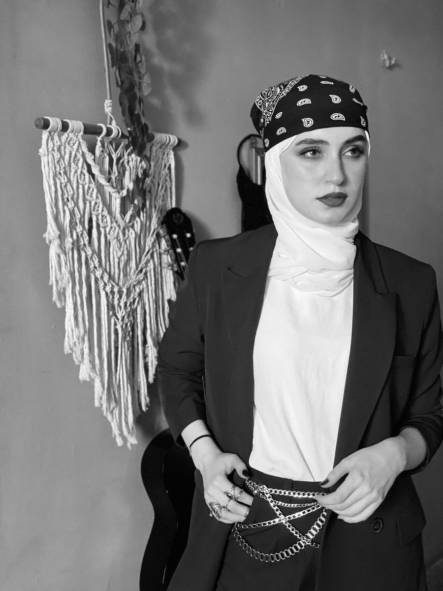 أني امرأة لعزيمتها سبعة أرواح ..
كلما خذلها أحدهم ..
ازداد دافعها إلى النجاح ..
أنت لا ترى كم خلية تنقسم حين أتألم ..
من كل خلية تنبت امرأة جامحة ..
كلهن ينهضن لصالحي ... 🖤🤍