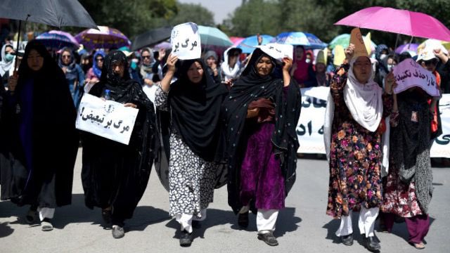 HazaraIntl's tweet photo. #جنبش_روشنایی یک‌حرکت‌مدنی شکوهمند در تاریخ کشور است. حرکت عدالتخواهی که در آن زنان سهم‌ مهم و عمده را داشتند.این حرکت بزرگ و‌تاریخی اماباتبانی حکومت اشرف غنی به خاک وخون نشست و به‌شکل غیر انسانی سلاخی شد. روز  سیاه ۲۳جولای ۲۰۱۶را فراموش نمی‌کنیم.
یادشهداگرامی‌باد!
#HazaraMemory https://t.co/rMtmzb9Jm4