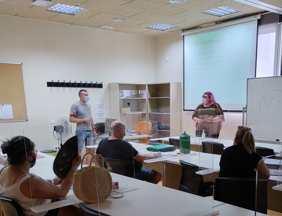 AytoHerencia's tweet photo. 🎓 La concejala de Empleo, @Txefi13, ha visitado el Centro de Formación, donde se está desarrollando el programa de “Actividades auxiliares de Conservación y Mejora de Áreas Forestales y Zonas Verdes” para la recualificación y reciclaje profesional de personas mayores de 25 años. https://t.co/FaRHRBYiZT