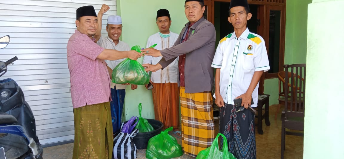 dpcpppsumenep's tweet photo. Pembagian daging qurban oleh pengurus DPC PPP Sumenep ke pengurus PAC dan para lansia.
#Berqurban_Merawat_Persatuan #DPCPPPSumenep #KiblatPerjuangan #PartainyaOrangSumenep @DPP_PPP @FraksiPPPDPRRI @acbaidowi https://t.co/AEXMj1hMW1