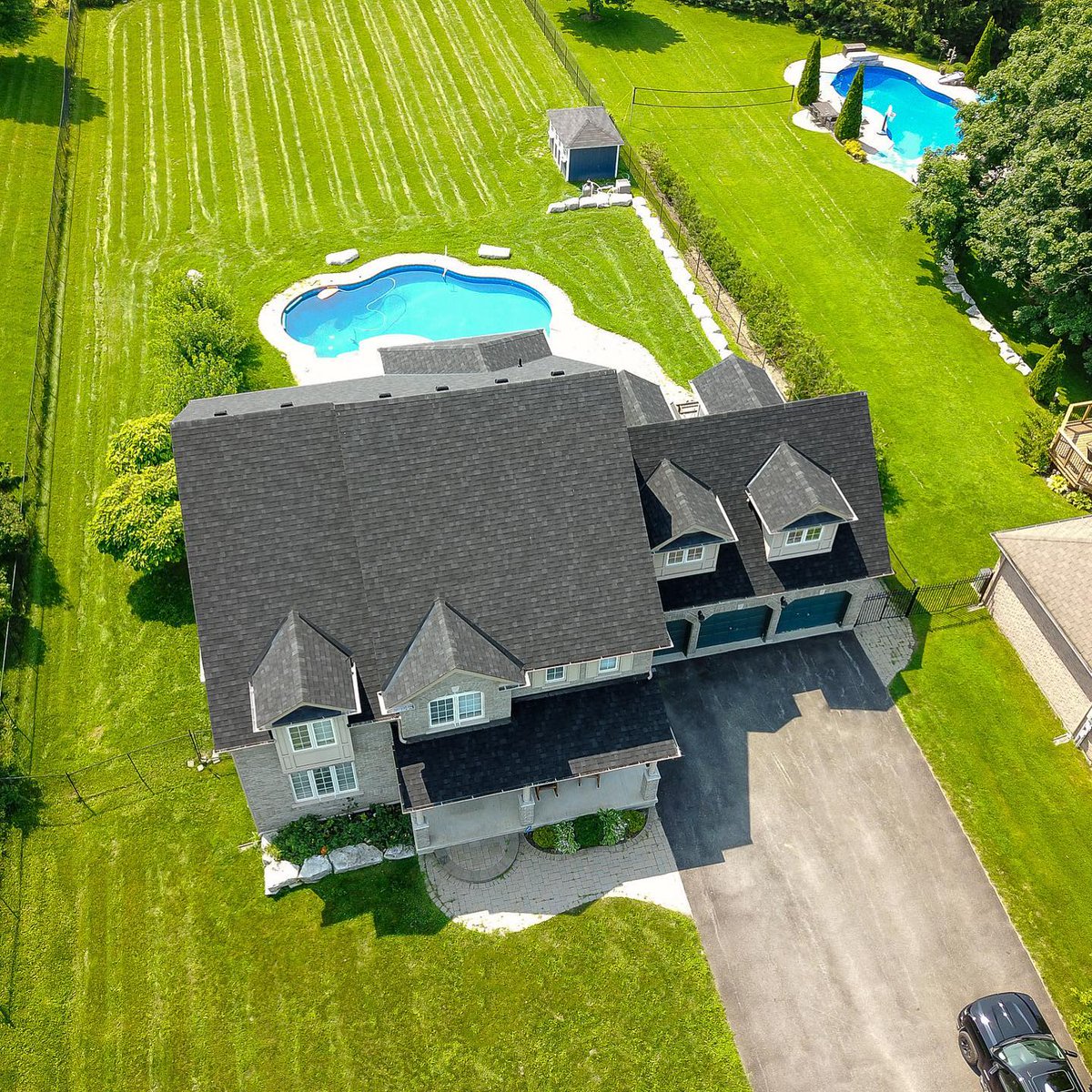 SapphireRoofing's tweet photo. Stunning home with a brand new @owenscorning roof 🔥
Book your free estimate online today!

https://t.co/KZK8Bijv4o

 #onyxblack #black #options #shingleroof #roofing #summer #roof #house #homeowner #shingles  #roofrepair #barrie #roofingbarrie #shoplocal #collingwood #muskoka https://t.co/6EDwUMNk7Z