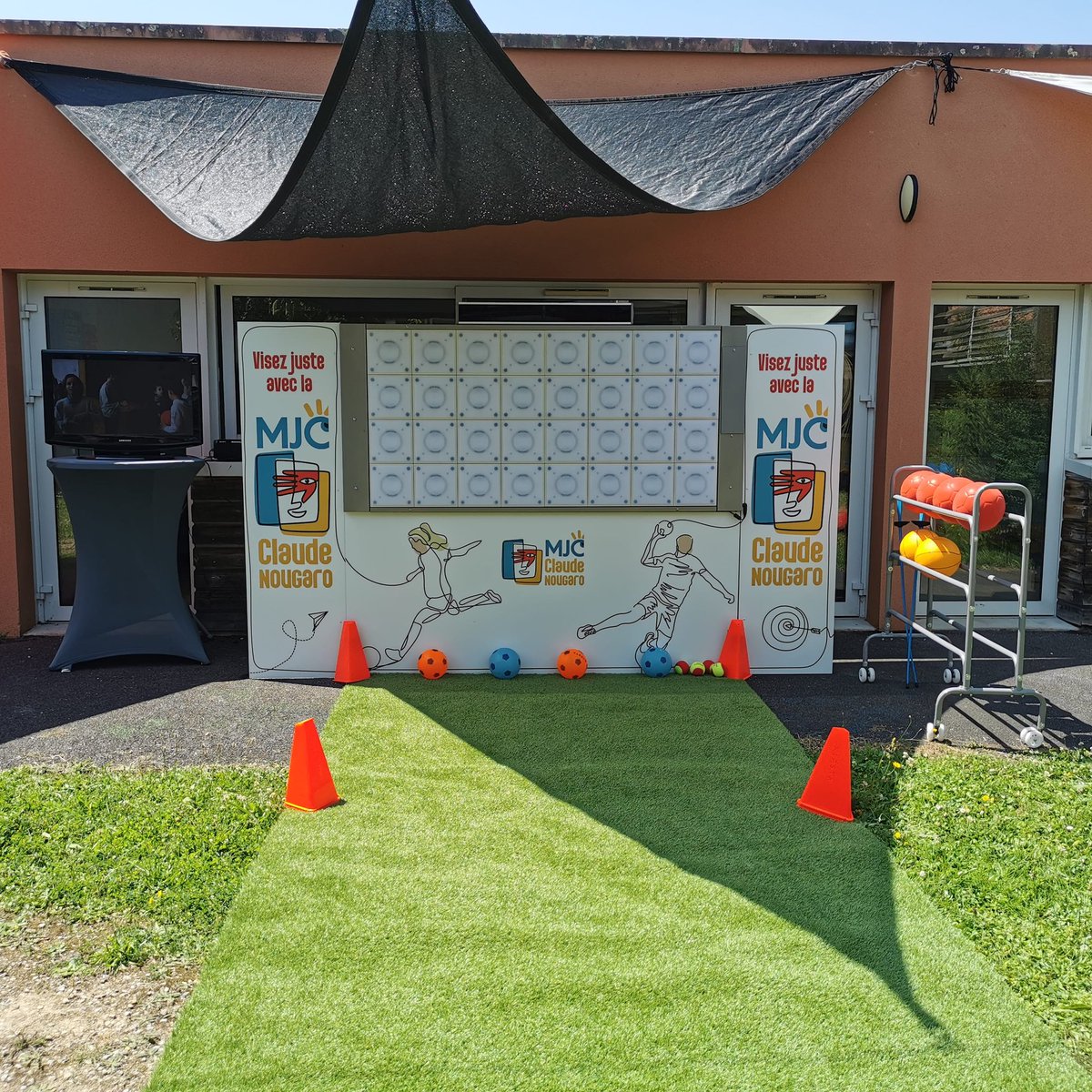 FredSport's tweet photo. Hier nous étions à l'espace #jeunesse de #Montmorillon pour la journée #famille avec notre #murdigital !
Après midi avec les enfants pour jouer et en début de soirée olympiades inter familles.
Super moment !!
Merci à tous pour votre bonne humeur 😁☀️
Fred
#sportgames
#MJC https://t.co/cVHq4saOql