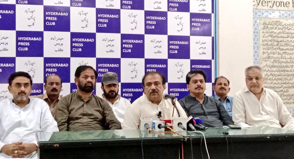 حیدرآباد میں حیسکو کا نظام بلکل مفلوج ہو چکا ہے۔

گھروں میں ٹرانسفارمر بننے کا کام کیا جاتا ہے جو ناقص ہوتے ہے۔

ایم کیو ایم حیسکو کے کردار کی شدید مذمت اور کل کے دن سوگ کا اعلان کرتی ہے۔
 کنور نوید جمیل
ڈپٹی کنوینر
<a href="/KanwarNaveedJam/">Kanwar Naveed Jamil</a> 
#MQMPakistan #Hyderabad