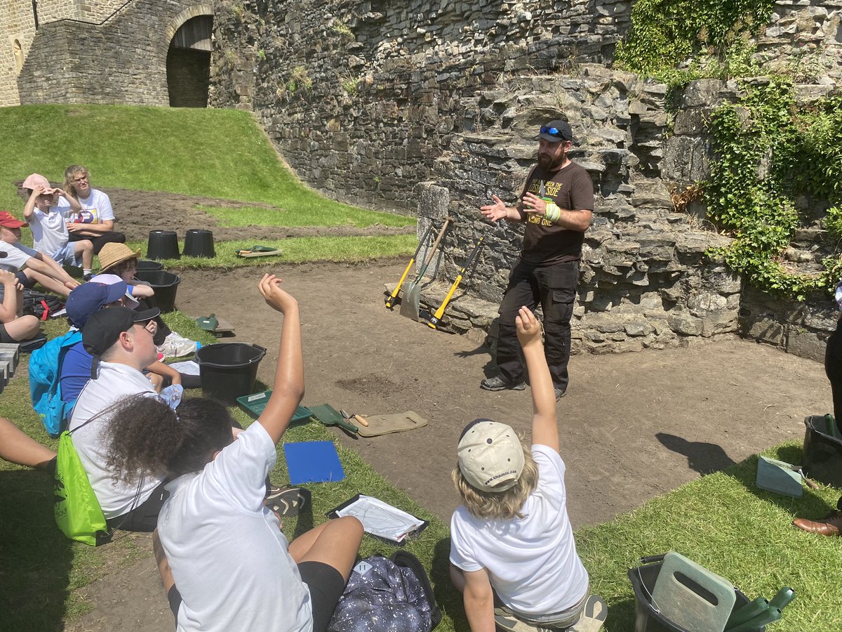 hackforthschool's tweet image. Wonderful school trip, exploring @richmondcastle, discussing archeology @SolHeritage &amp;amp; handling &amp;amp; recording artefacts @EnglishHeritage Thanks to Matthew &amp;amp; Jim for a fascinating day @Digimap4Schools @HistoryPrimary @Ramble14 @Humanities2020