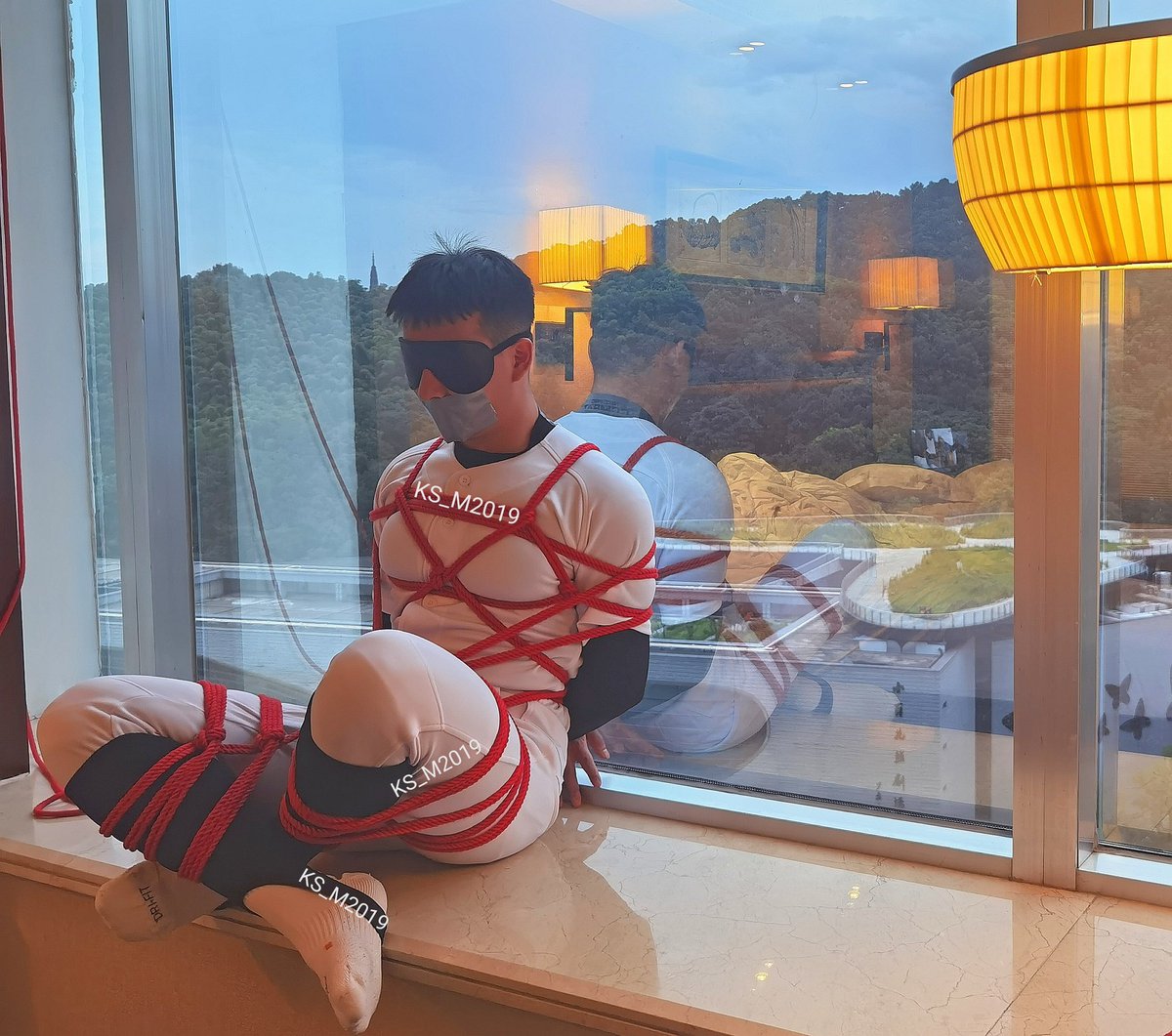 ks_m2019's tweet photo. 他说要我放出他的侧颜，也是够自信哦。想看他被插入的照片嚒？ https://t.co/VE1fqtbfyt