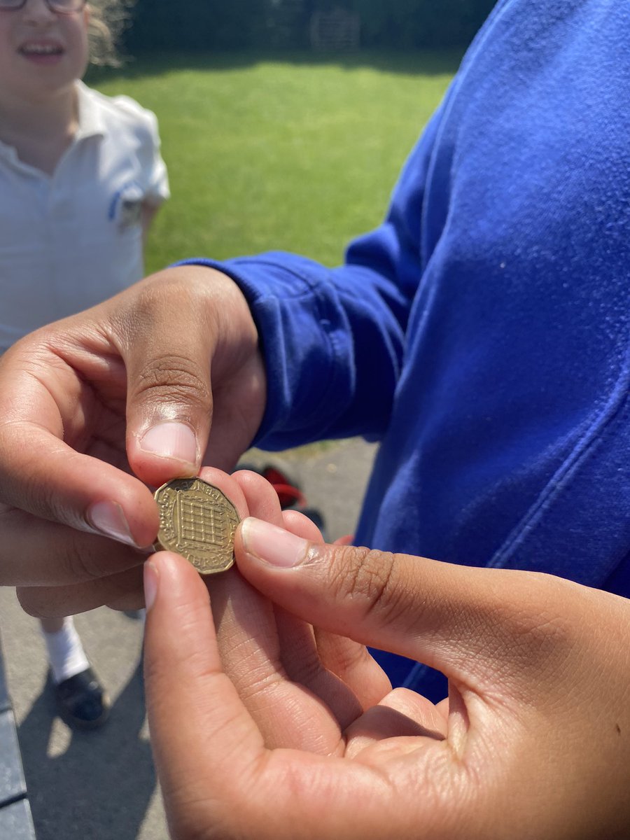 hackforthschool's tweet image. Back at school we enjoyed our own dig, using artefacts from the mystery box @NAAheritage @HistoryPrimary @Humanities2020