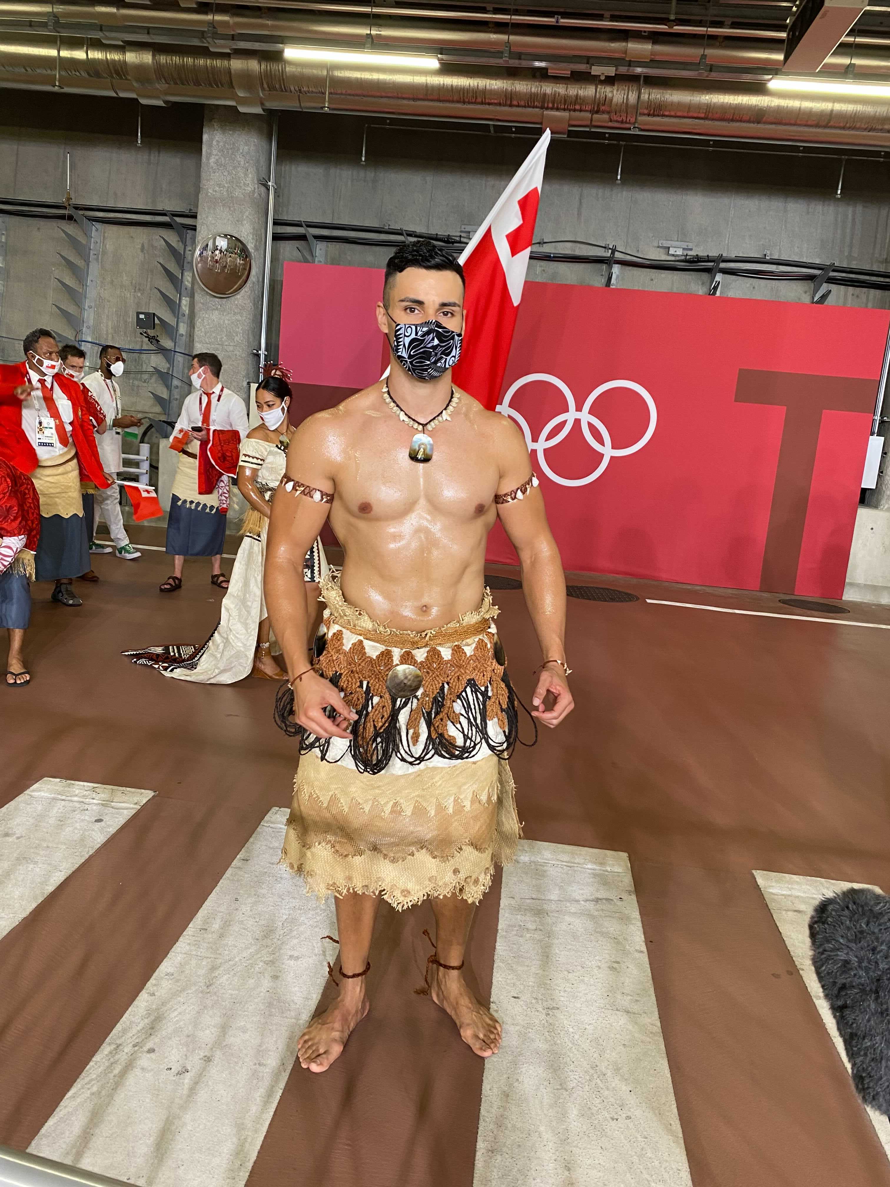 オリンピック トンガの旗手ピタ タウファトフア選手の 上半身裸の 開会式 入場は オリンピック の定番になってきました Pitatofua Tokyojp Tokyo T Co Ko4jqmvmwk Twitter