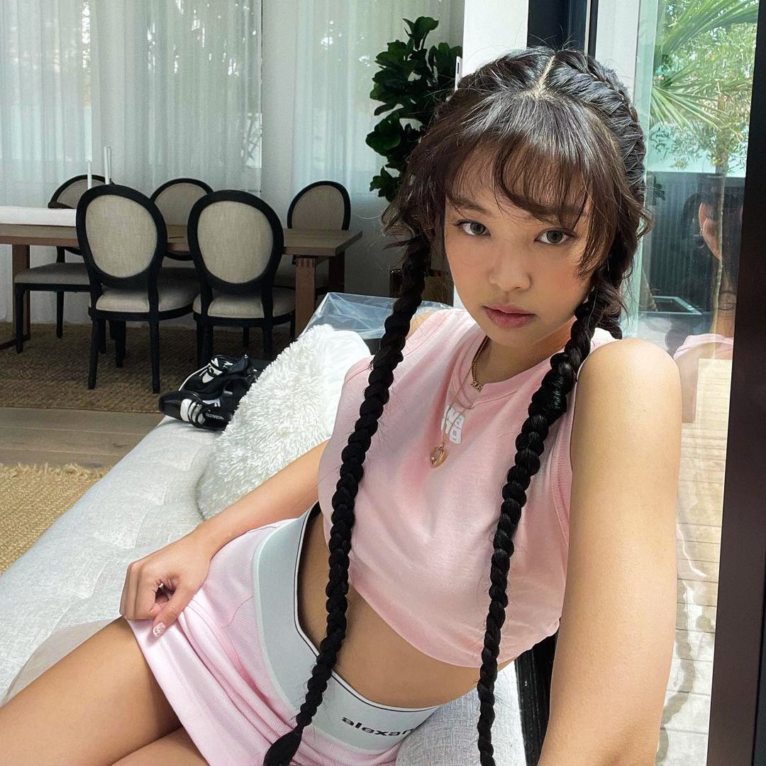 darkdskkim's tweet photo. I wanna slide in that skirt https://t.co/xky1xY8wo5