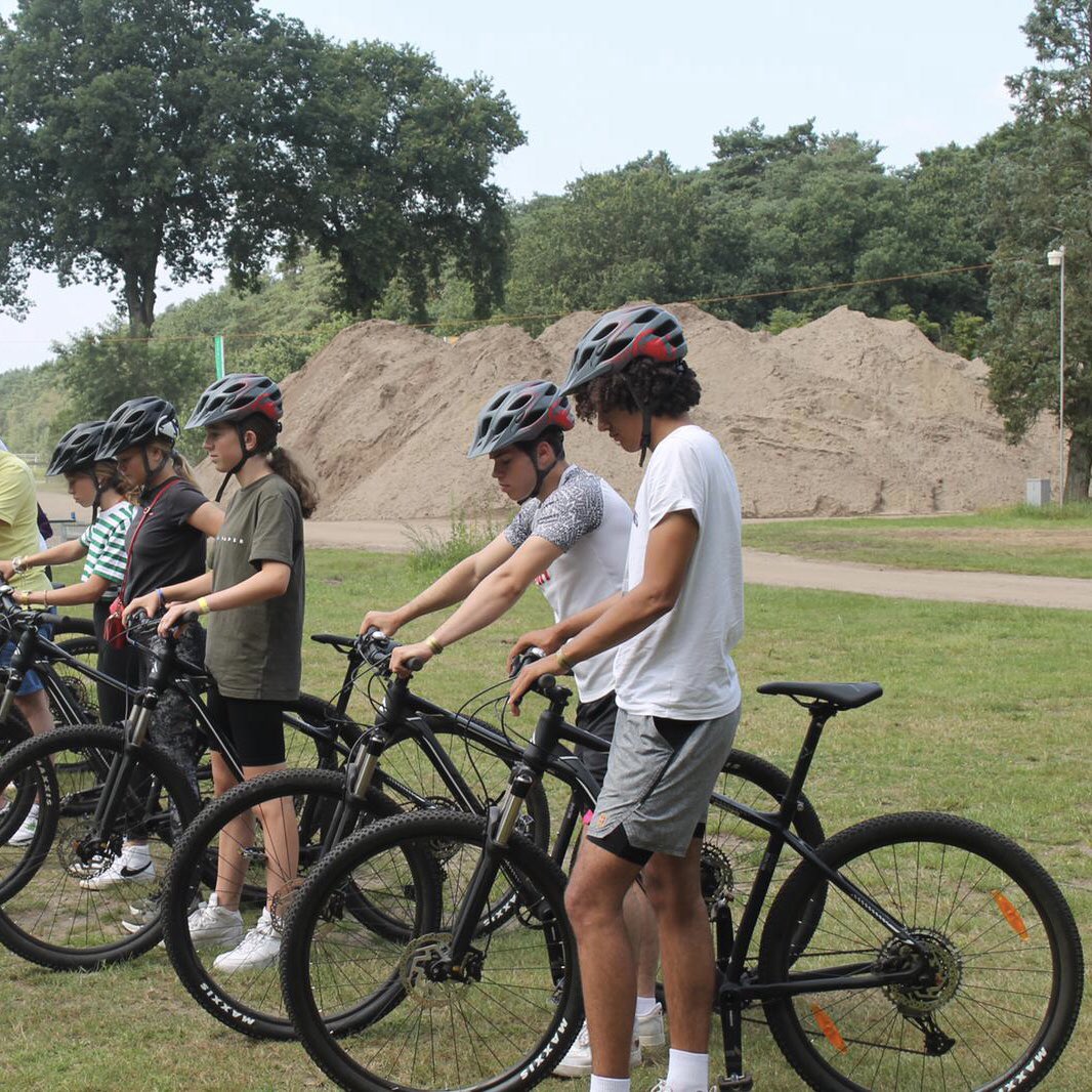 droomzomer's tweet photo. De #Droomzomer is een unieke shortbreak in eigen land voor jong en oud. Met mountainbikeclinics 🚴, marshmallow-avonden en bokslessen 🥊 was er deze week weer volop vertier voor de jonge gasten op het park. Benieuwd naar alle mogelijkheden? Check de Droomparken app! 📲 https://t.co/75iXadO2oj