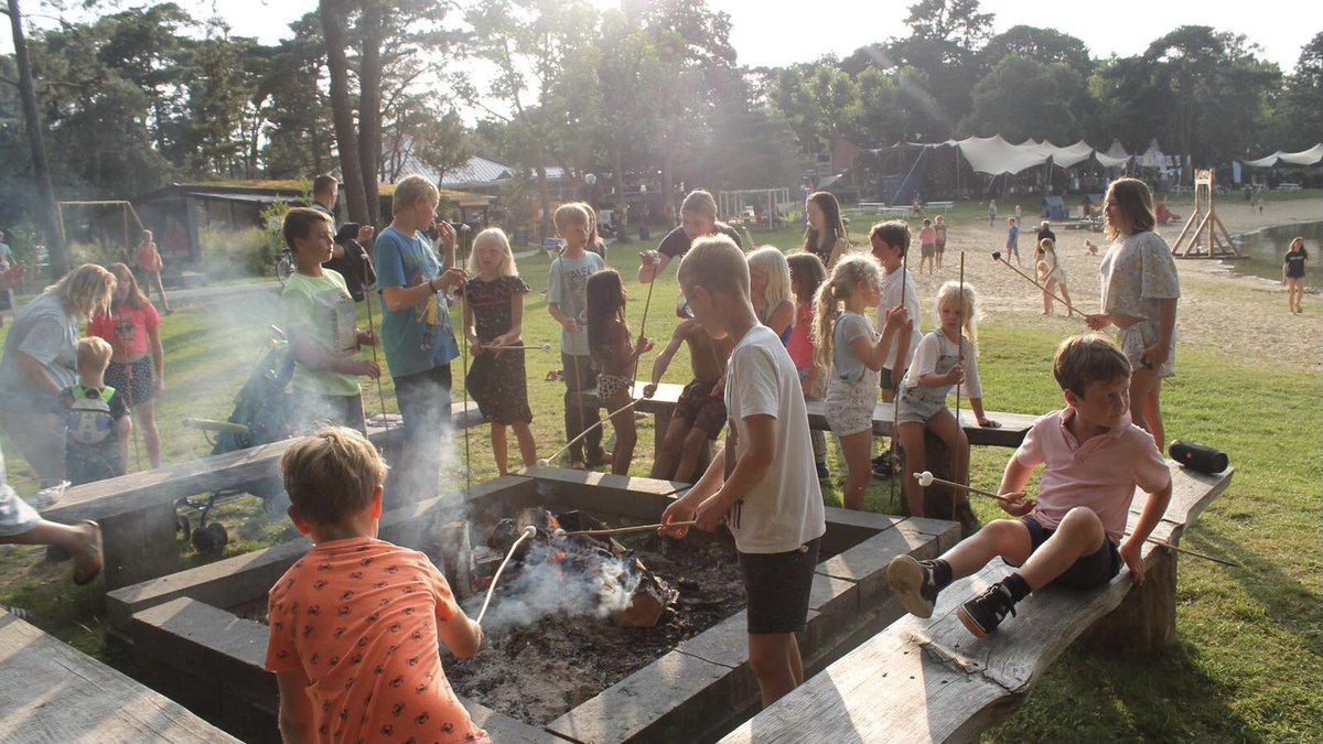 droomzomer's tweet photo. De #Droomzomer is een unieke shortbreak in eigen land voor jong en oud. Met mountainbikeclinics 🚴, marshmallow-avonden en bokslessen 🥊 was er deze week weer volop vertier voor de jonge gasten op het park. Benieuwd naar alle mogelijkheden? Check de Droomparken app! 📲 https://t.co/75iXadO2oj