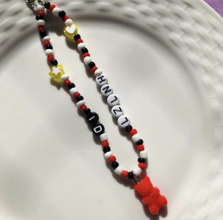 cherry_storebr's tweet photo. pulseira e phone strap 1D ❤️🤍🖤

R$25,00 phone strap
R$8,00 pulseira 
+ frete

📲pedidos via DM
✨ pulseira com miçangas de 1ª linha 💌

❤️🍒

#11YearsOfOneDirection https://t.co/LHWJHTezdW