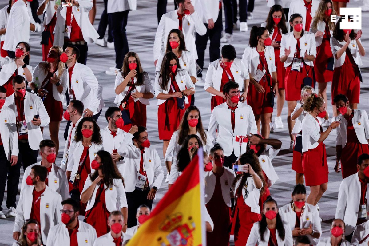 #EFEFotos | Desfila la delegación española en #Tokyo2020 con sus abanderados Saúl Craviotto y Mireia Belmonte a la cabeza.

📸 Roncoroni | Kiyoshi Ota
#OpeningCeremony | #CeremoniaDeInauguracion