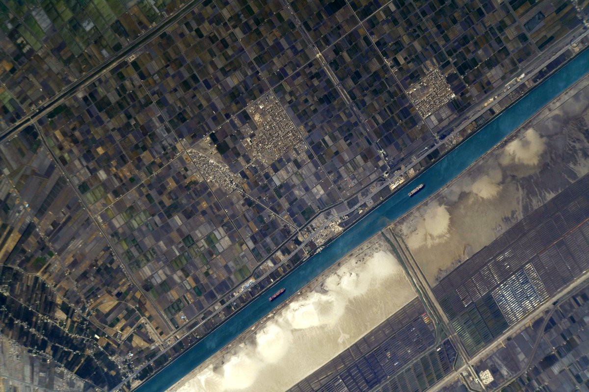 Thom_astro's tweet photo. Les Pyramides de Gizeh, l’aéroport du Caire et le Canal de Suez : quand les Merveilles du Monde rencontrent le monde moderne ! 🇪🇬 L’Egypte est vraiment photogénique depuis l’espace :) #MissionAlpha https://t.co/n8DGkeKH0a https://t.co/zKsRJtHq82