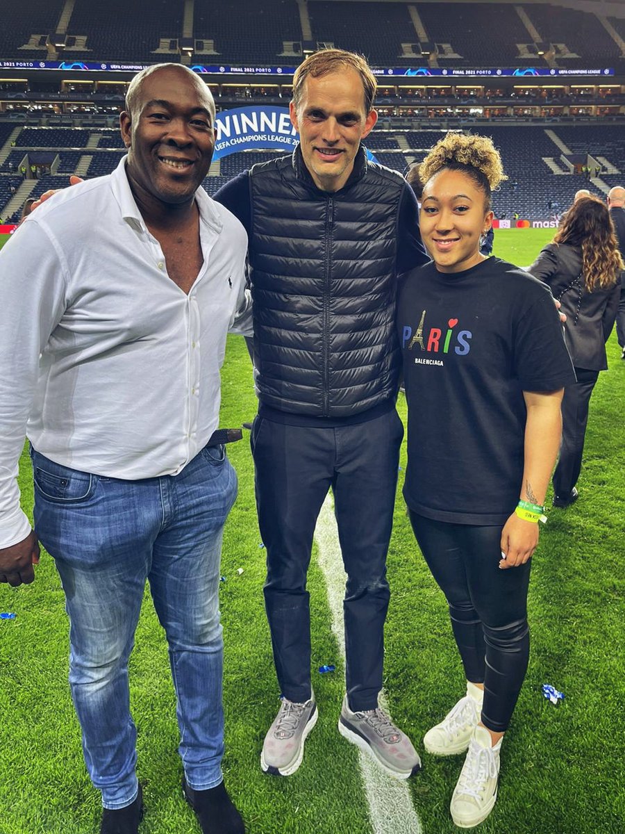 StakeFootball's tweet photo. Nigel James, Tuchel &amp; Lauren James 💙 https://t.co/V4BhKQdkeE