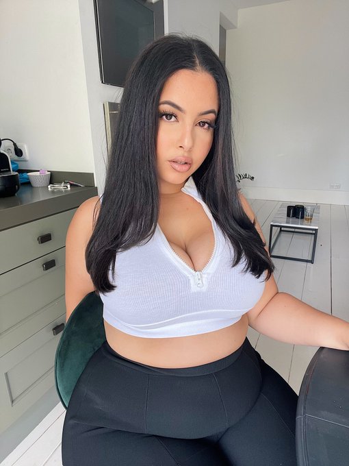 bellies are so underrated https://t.co/2v8uXoLTUe