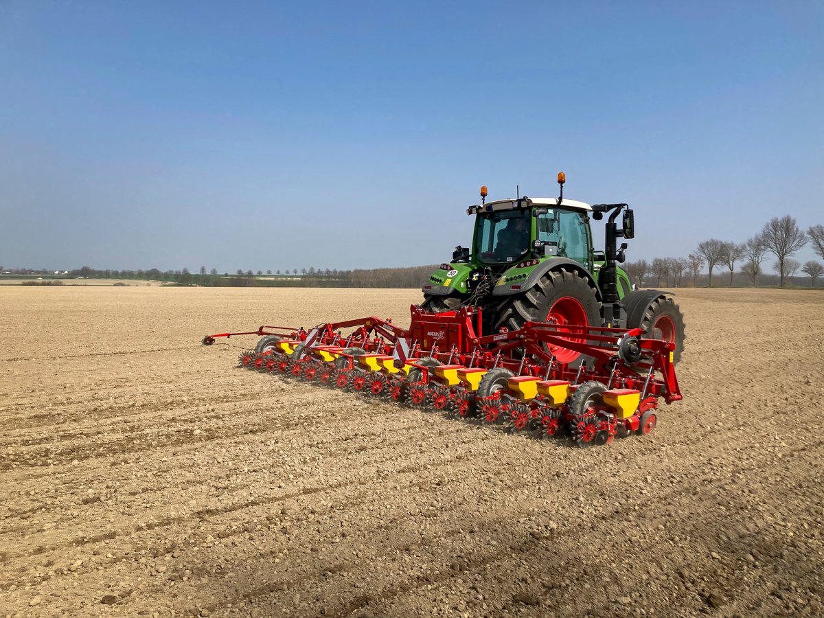 GRIMMEGroup's tweet photo. Looking back to sugarbeet seeding with our #MATRIX1800 this spring. 
You can use the mechanical seeder for sugarbeet, canola and chicory roots. AND - we are currently running our early order campaign for our 12-row and 18-row MATRIX. Take your chance 🥳
#GRIMME #GRIMMEGroup https://t.co/pW727XOrE3