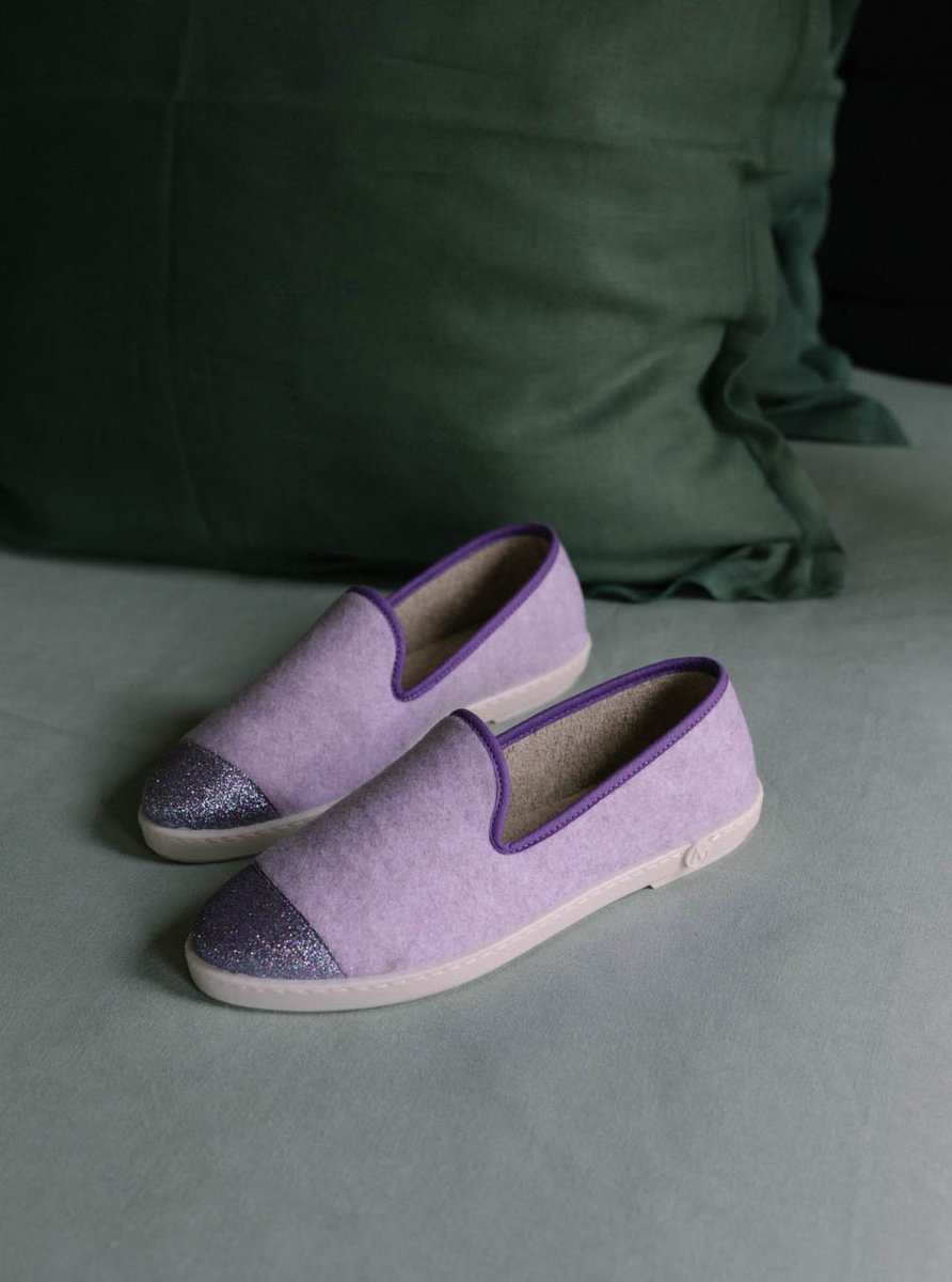 Des chaussons oui, mais des chaussons stylés &amp; en matières recyclées 💜♻️  
👉 bit.ly/3rp38I4