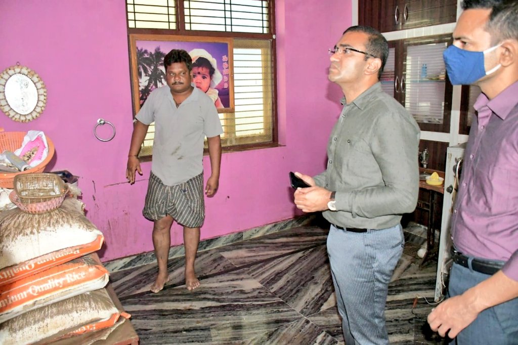 Collector_NML's tweet photo. #NirmalRains

Hon'ble Minister @IKReddyAllola &amp; Collector @musharraf_ias has inspected the #flood-affected areas, assured for the well-being of the households who were stranded in flood. Said, all the post-flood actions are going by the @Municipal_NML authorities https://t.co/XGgTd24JhB