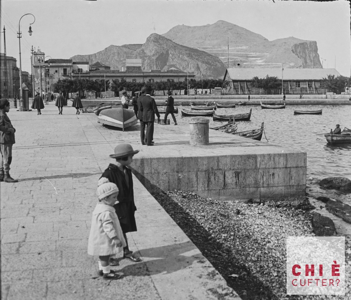 whoiscufter's tweet photo. “Oggi vorrei mostrare un’altra foto inedita agli amici di Palermo. Il vecchio molo Santa Lucia con due dolci bimbe in primo piano. Mi aiutate a individuare le differenze con oggi?” #whoiscufter #molosantalucia #sicilia #palermo #sicily #fotoinedite #fotoritrovate #montepellegrino https://t.co/Co0am1LLrD