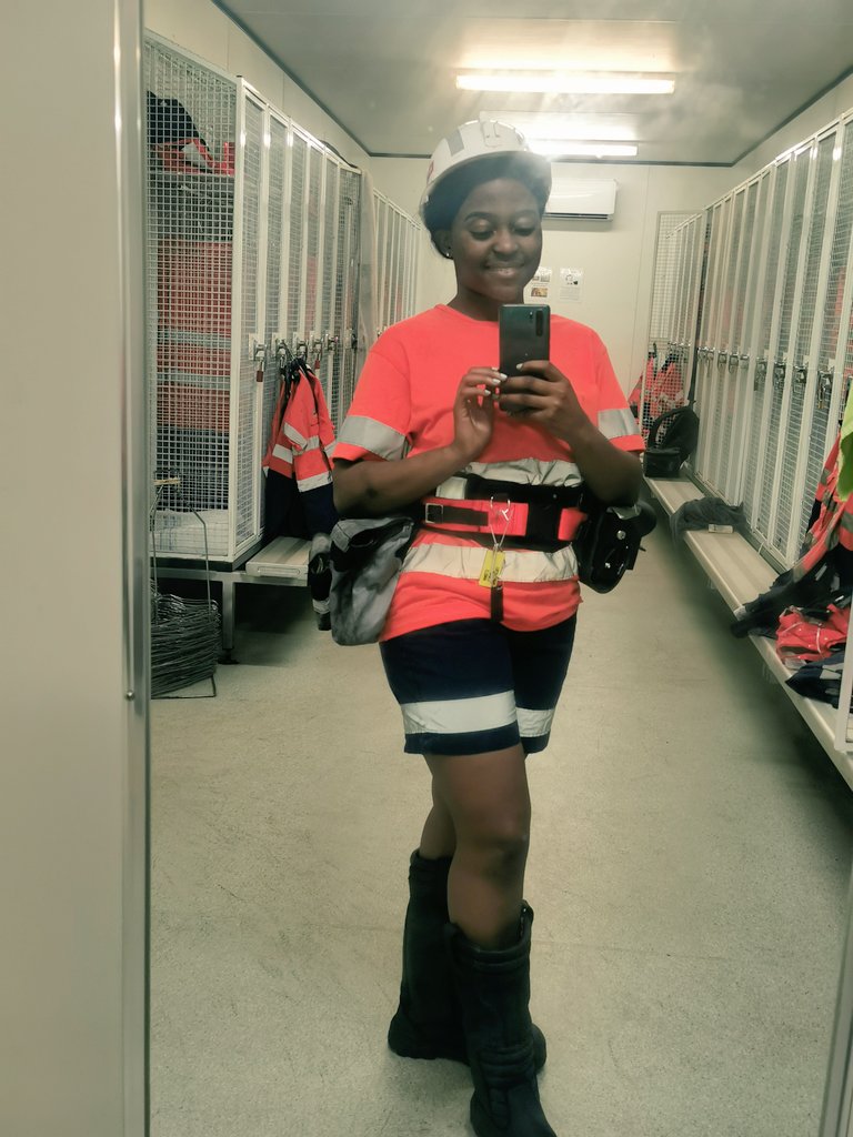 👷🏽‍♀️⛏️Never heard anyone say "working underground is fun" but wen production is coming out, the spirit is 🔥🔥🍻