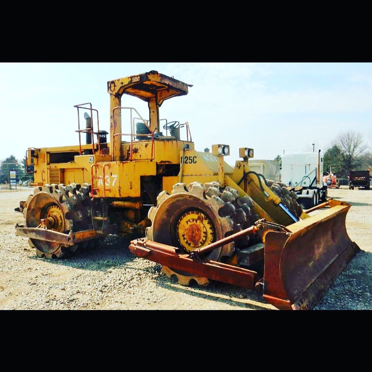 BruceEquipment's tweet photo. 1988 CAT 825C
$57,500
Spartanburg, SC, USA
S/N 86X00807

-6,146 hrs
-Open Canopy
-Blade
-Pad feet &amp; bands very good
-Solid Original unit 
#machinery #bruceequipment #construction #caterpillarmachine #USA #usamachine https://t.co/nkW8nMhwfO
