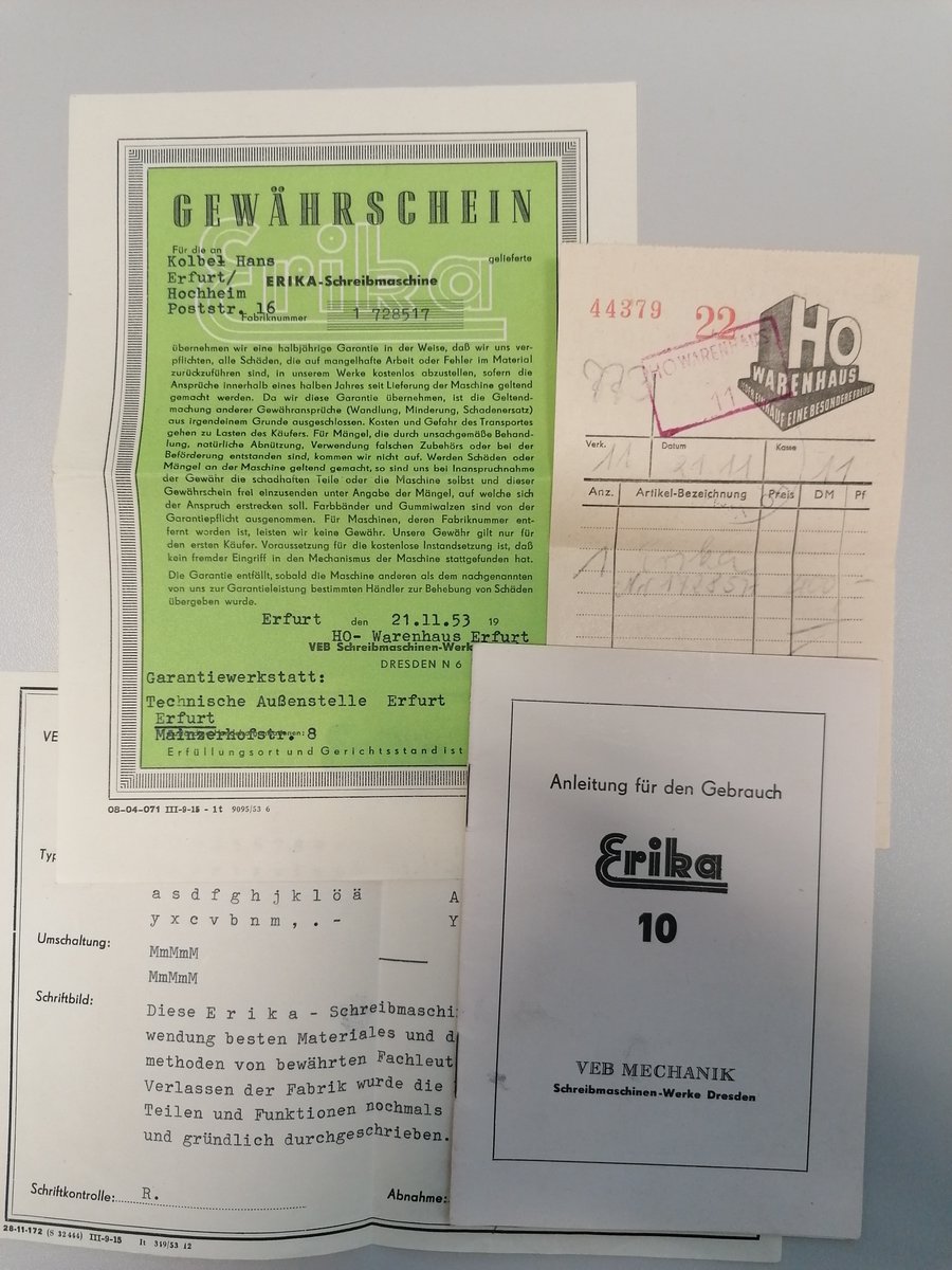 dwds_sgoettel's tweet photo. Wer immer schon mal wissen wollte, wie man eine Schreibmaschine des Typs Erika bedient, kann sich vertrauensvoll an mich wenden. Sollte es mal irgendwo haken, keine Sorge, Garantieschein und Quittung habe ich noch (1953 sollte ja noch i.O. gehen) https://t.co/HYqCdOPKGT