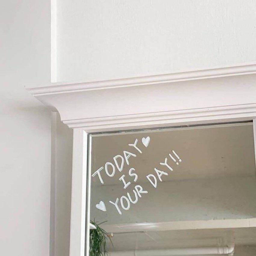 Dannimakeupp's tweet photo. hope everyone who sees this has the best day possible! https://t.co/1vGtJjX8z1