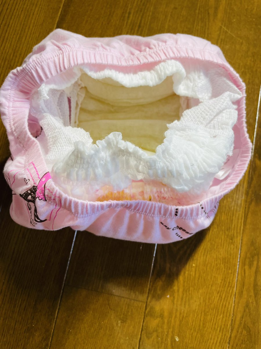diaper_may's tweet photo. 外出するときはおむつはいてからぱんつはいてる！
おしっこ多すぎて横もれしてふとももツーってなった笑
ムーニーはたっぷたぷ https://t.co/msHQMNjSes